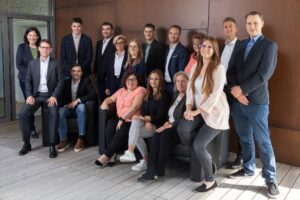 BeraterInnen KPS vor brauner Wand draußen