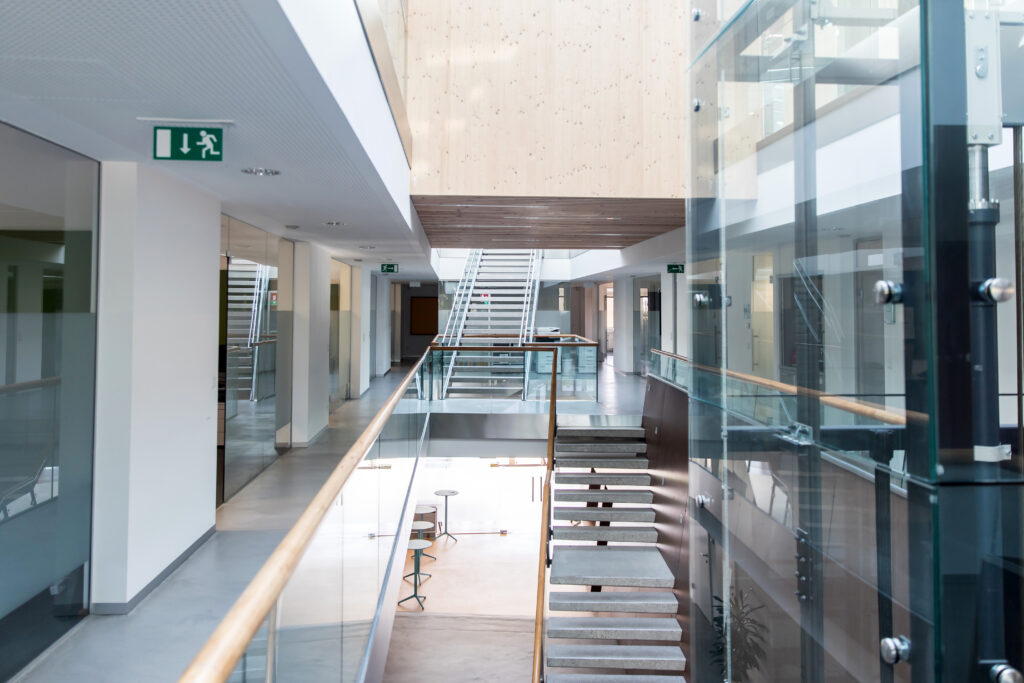 erster Mittelstock Stiegen Gebäude KPS