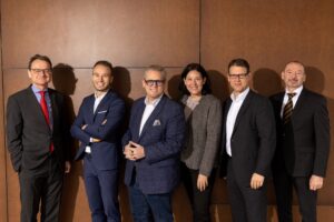 KPS Geschäftsführung Alle, braune Wand