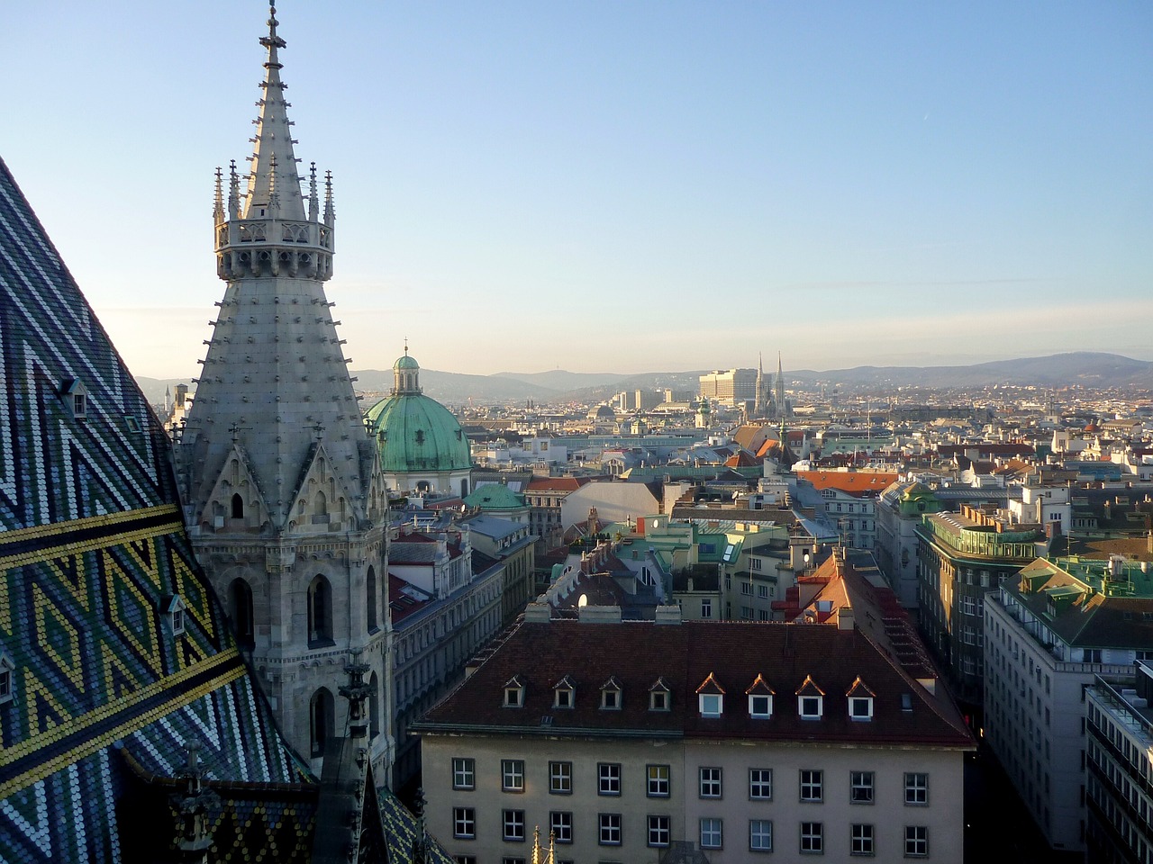 Ausblick auf Wien, Stephansdom und Gebäude